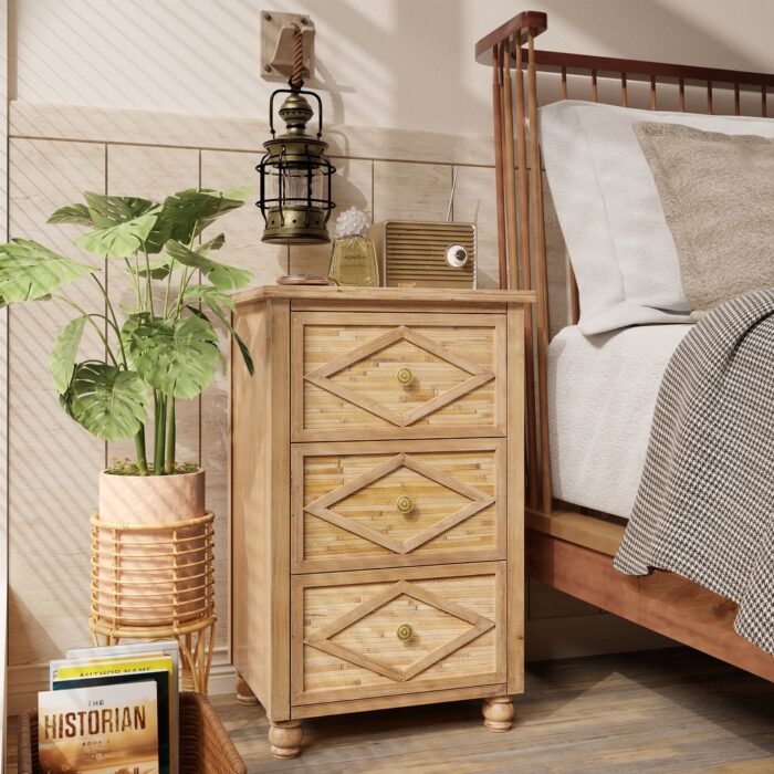 COZAYH Farmhouse 3-Drawer Nightstand, Woven Cattail Grass Slats Front Nightstand , Boho Bedside Table For Bedroom, Living Room