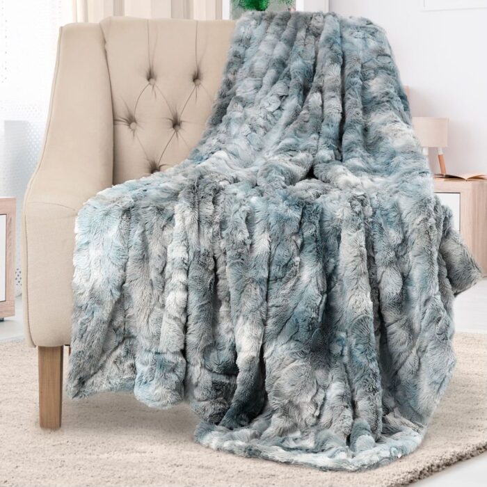 Luxury Polyester Throw Blanket - Soft